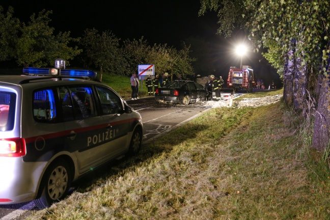 Auto krachte in Aistersheim gegen Baum und begann zu brennen