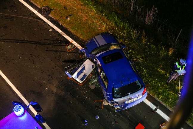 Fünf Autos in schweren Crash auf der Pyhrnpass Straße in Thalheim bei Wels verwickelt