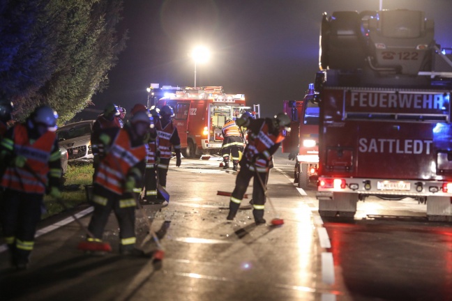 Fünf Autos in schweren Crash auf der Pyhrnpass Straße in Thalheim bei Wels verwickelt