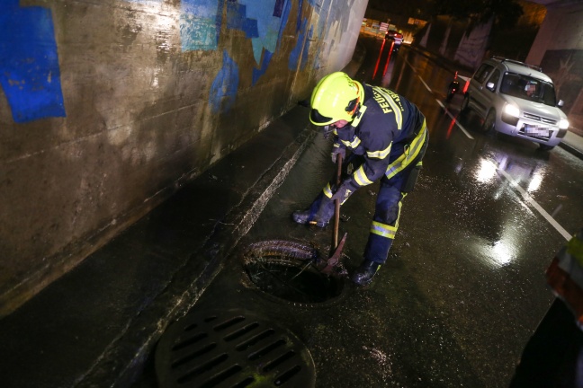 Feuerwehr bei Überflutung einer Unterführung in Marchtrenk im Einsatz