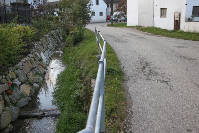 PKW-Lenker bei Verkehrsunfall in Hartkirchen mit Auto in Bachbett gestrzt