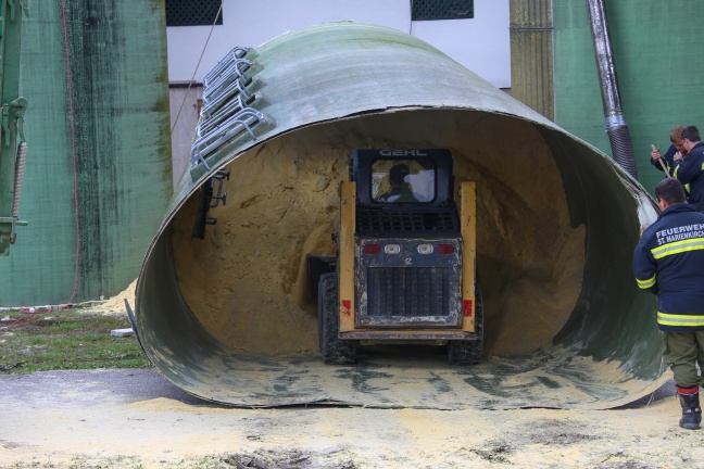 Silo drohte auf Bauernhof in St. Marienkirchen an der Polsenz zu stürzen