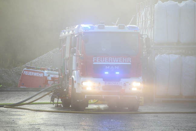 Großeinsatz bei Brand auf dem Gelände eines Recyclingunternehmens in Ohlsdorf