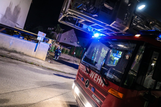 Abfallcontainer in einem Carport in Traun in Flammen aufgegangen