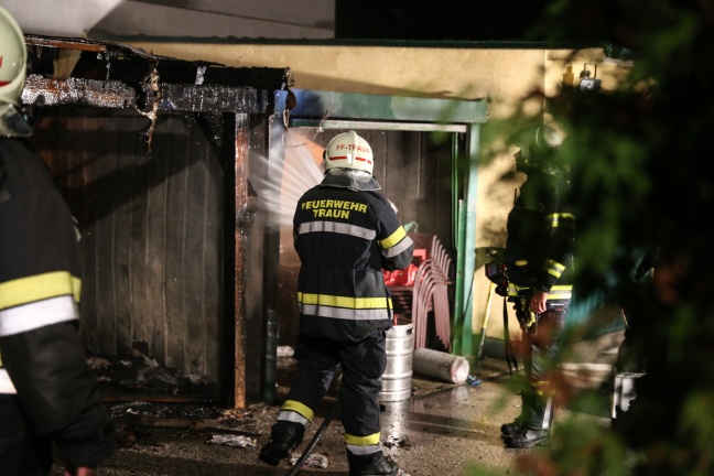 Abfallcontainer in einem Carport in Traun in Flammen aufgegangen