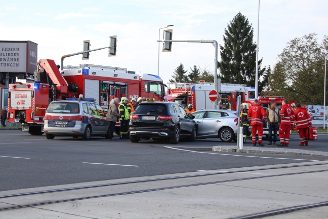 Kreuzungscrash zwischen Auto und Taxi in Traun fordert Leichtverletzte