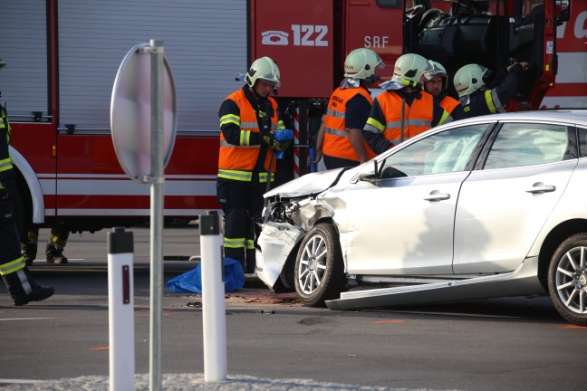 Kreuzungscrash zwischen Auto und Taxi in Traun fordert Leichtverletzte