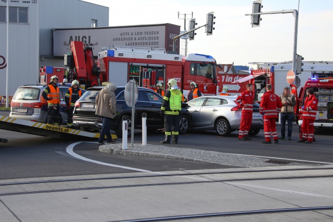 Kreuzungscrash zwischen Auto und Taxi in Traun fordert Leichtverletzte