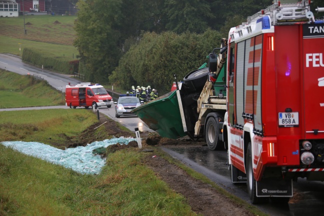 LKW-Anhänger mit Recyclingglas bei Unfall in Ottnang am Hausruck umgestürzt