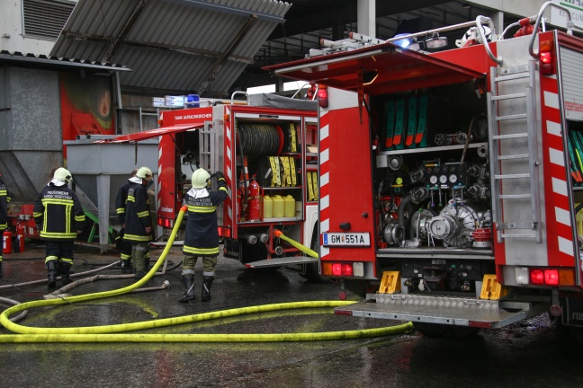 Zehn Feuerwehren bei Brand in einem Recyclingunternehmen in Ohlsdorf im Einsatz
