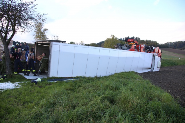 Vollbeladener LKW bei Verkehrsunfall auf der Wallerner Straße in Pichl bei Wels umgestürzt