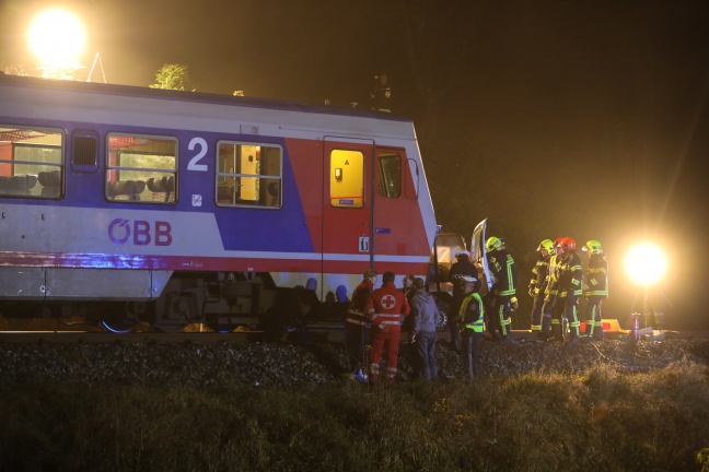 Autolenker bei Unfall auf Bahnübergang in Scharnstein getötet