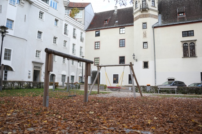 Schrauben bei Schaukeln auf Spielpltzen in Wels abmontiert