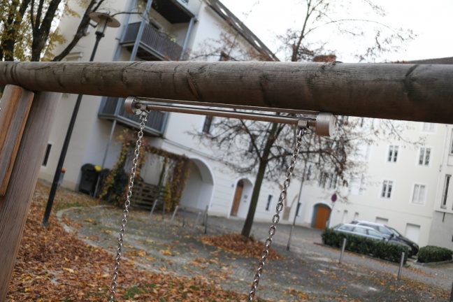 Schrauben bei Schaukeln auf Spielpltzen in Wels abmontiert