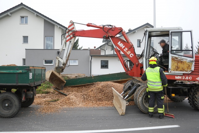 Traktoranhänger auf der Grünbachtalstraße in Gunskirchen umgestürzt