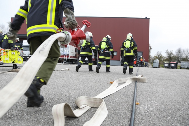 Große Einsatzübung der Feuerwehr bei Eventausstatter in Pichl bei Wels