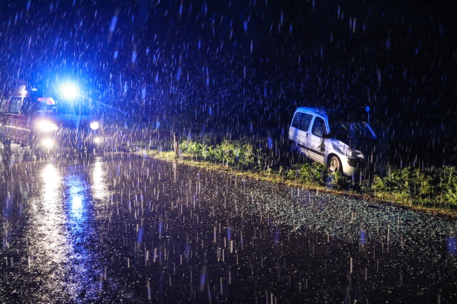 Autolenker bei Fahrzeugüberschlag in Buchkirchen leicht verletzt