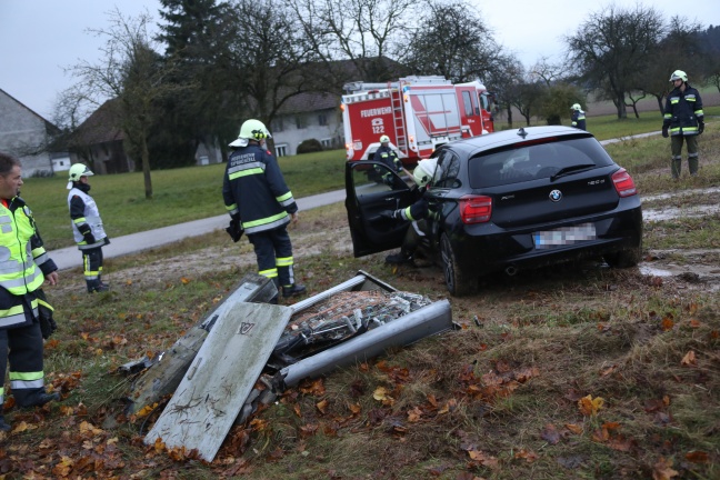 Auto kracht bei Unfall in Sipbachzell gegen Verteilerkasten