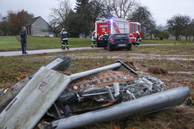 Auto kracht bei Unfall in Sipbachzell gegen Verteilerkasten