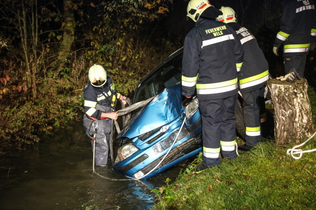Auto landet nach Verkehrsunfall in Wels-Puchberg im Grnbach