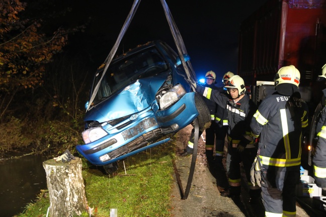 Auto landet nach Verkehrsunfall in Wels-Puchberg im Grnbach