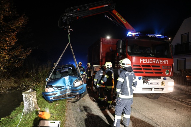 Auto landet nach Verkehrsunfall in Wels-Puchberg im Grnbach