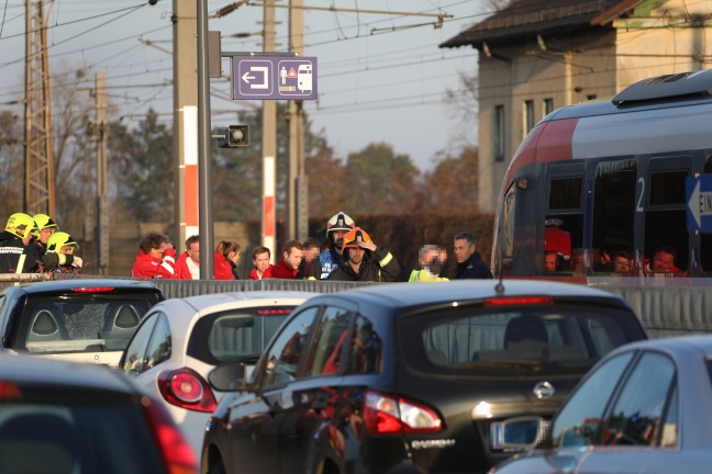 Person im Bahnhofsbereich von Marchtrenk von Regionalzug erfasst und gettet