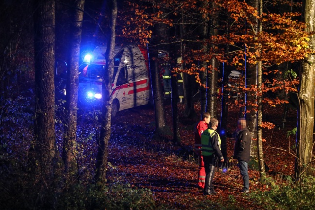 PKW-Lenker bei Verkehrsunfall in Vorchdorf mit Auto in steiles Waldstück abgestürzt