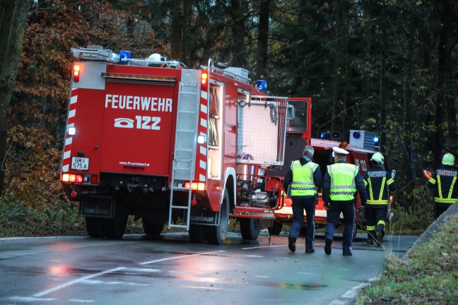 PKW-Lenker bei Verkehrsunfall in Vorchdorf mit Auto in steiles Waldstück abgestürzt