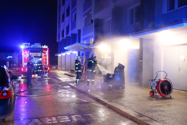 Brand mit starker Rauchentwicklung im Maria-Theresia-Hochhaus fordert Einsatzkrfte der Feuerwehr