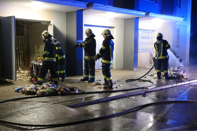 Brand mit starker Rauchentwicklung im Maria-Theresia-Hochhaus fordert Einsatzkrfte der Feuerwehr