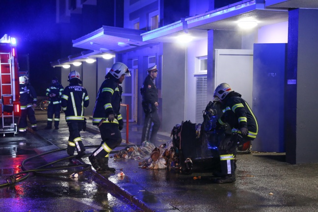 Brand mit starker Rauchentwicklung im Maria-Theresia-Hochhaus fordert Einsatzkrfte der Feuerwehr