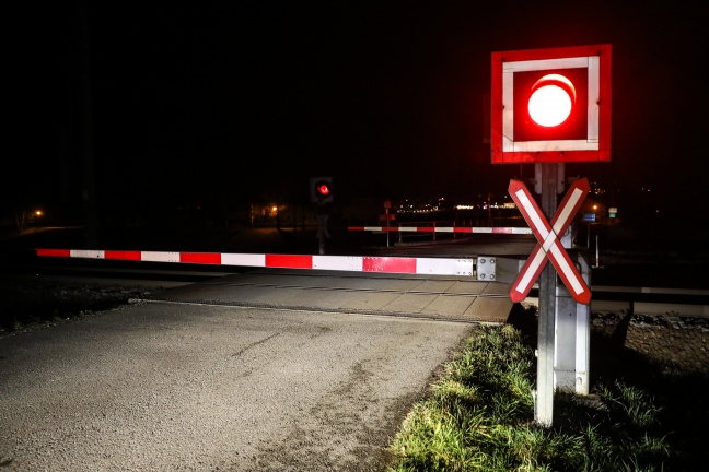 Auto zwischen Bahnschranken eingeschlossen und von Zug erfasst