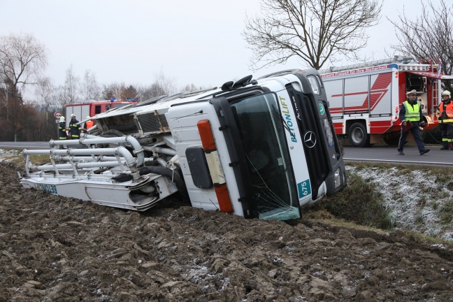 LKW-Betonpumpe bei Unfall auf der Wallerner Straße in Scharten umgestürzt