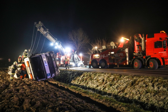 LKW-Betonpumpe bei Unfall auf der Wallerner Straße in Scharten umgestürzt