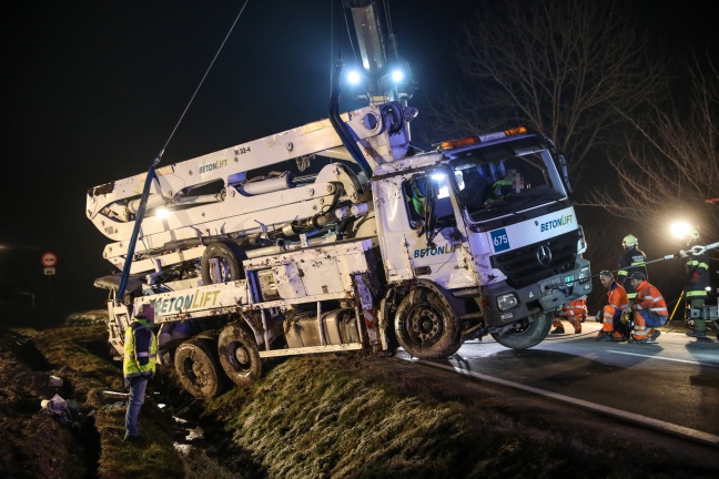 LKW-Betonpumpe bei Unfall auf der Wallerner Strae in Scharten umgestrzt