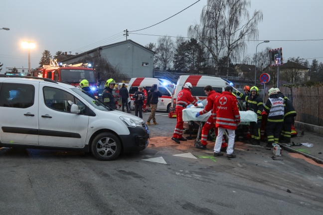 Drei Verletzte bei schwerem Kreuzungscrash in Marchtrenk