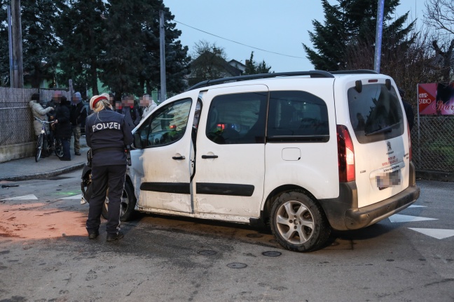 Drei Verletzte bei schwerem Kreuzungscrash in Marchtrenk