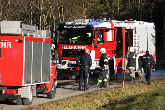 Autolenker kracht bei Unfall in Pettenbach gegen mehrere Bäume