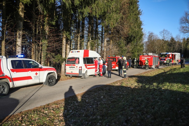 Autolenker kracht bei Unfall in Pettenbach gegen mehrere Bäume