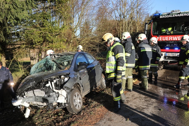 Autolenker kracht bei Unfall in Pettenbach gegen mehrere Bume