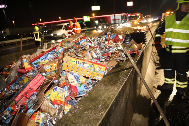 Multivitamin- und Orangensaftdrinks blockierten nach LKW-Unfall Westautobahn bei Ansfelden