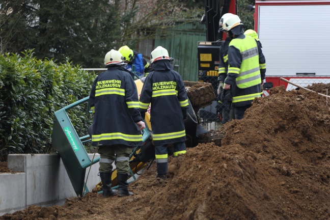 Arbeiter auf Baustelle in Holzhausen unter Minibagger eingeklemmt