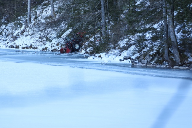 Traktorlenker nach Sturz in zugefrorenen Gleinkersee ertrunken