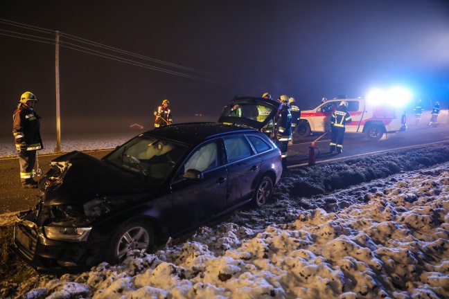 Drei Verletzte bei schwerem Crash mit drei beteiligten Fahrzeugen in Pettenbach