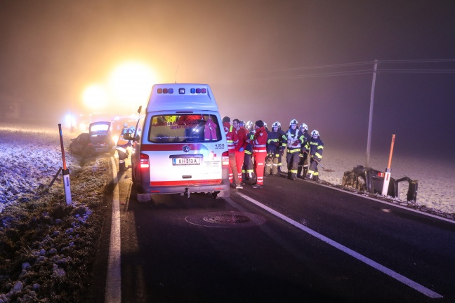 Drei Verletzte bei schwerem Crash mit drei beteiligten Fahrzeugen in Pettenbach