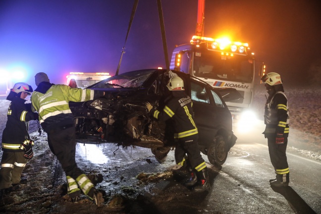 Drei Verletzte bei schwerem Crash mit drei beteiligten Fahrzeugen in Pettenbach