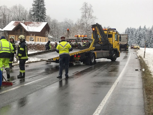 Tödlicher Verkehrsunfall zwischen PKW und LKW auf glatter Fahrbahn in Pöndorf