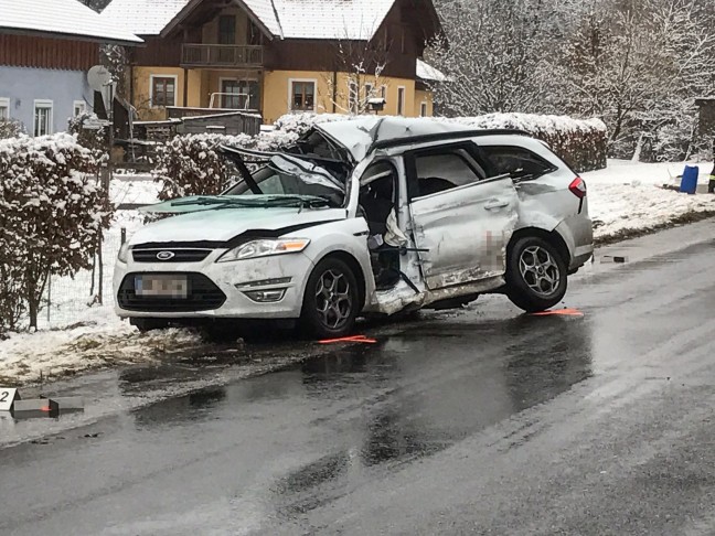 Tödlicher Verkehrsunfall zwischen PKW und LKW auf glatter Fahrbahn in Pöndorf