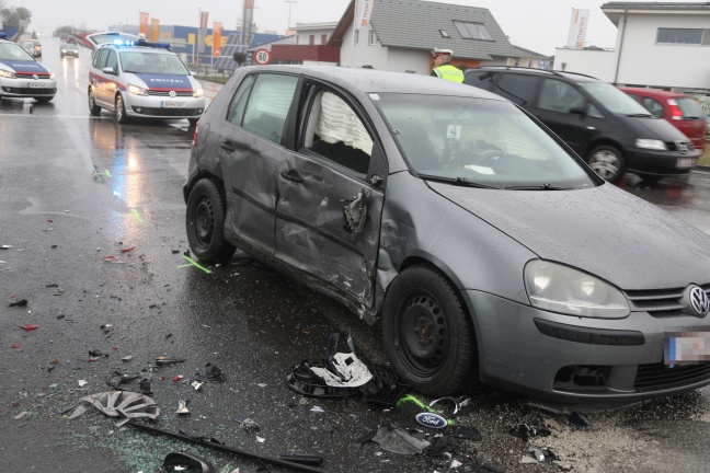 Schwerer Kreuzungscrash in Ansfelden mit vier beteiligten Autos fordert mehrere Leichtverletzte